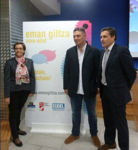 Argazkian, Ana de Castro, Andoni Busquet eta Lander Aiarza, ekimenaren aurkezpenean. Argazkilaria: Bizkaiko Foru Aldundia
