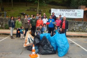 Domekan batu ziren herritarrak Karraspio garbitzeko