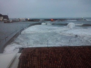 Denboralearen ondorioz, Arrigorri hondartza hartu du urak