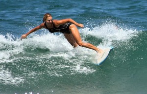 Ana Urrutia Surf egiten