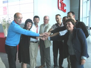 Ezkerretik laugarrena, Maierreko lehendakari Julen Madariaga; eta bosgarrena Gotzon Juaristi, Cicautxoko lehendakaria