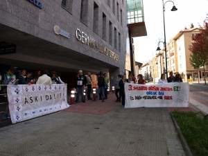 Sindikatuen protesta, kanpoaldean