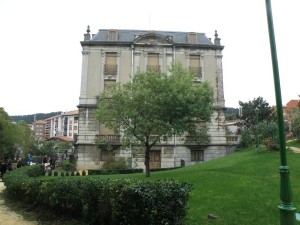 Abaroa gunean dagoen eraikin handia, Abaroa jauregia.