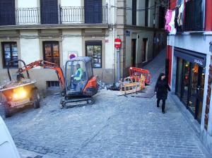 Sua itzaltzeko iturburu berria ipintzeko lanak Mutrikuko Beheko Plazaren aurrean