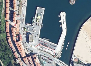Ondarroako portuko aparkalekua, erdibituta.