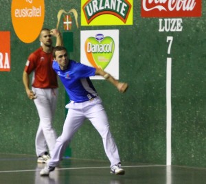 Andoni Aretxabaleta pilotari ematen.