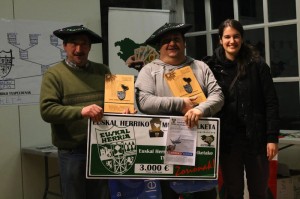 Joseba Goikoetxea eta Patxi Salazar txapelketako irabazleak Maitane Larrauri Lekeitioko alkateagaz.