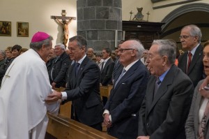 Iñigo Urkullu lehendakaria eta Mario Iceta Bilboko gotzaina eskua ematen Xemeingo parrokian egindako mezan. 