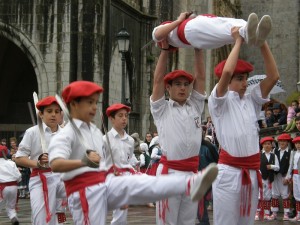 Dantzariak dantzan VI. Umeen Euskal Jaian.