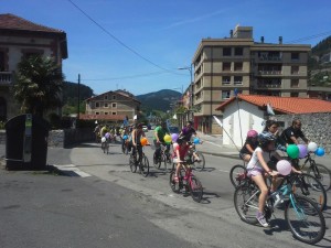 Bizikleta martxakoak Erdotza etorbidean zehar.