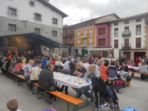 Aulestin bariku iluntzean egindako saiheski jana