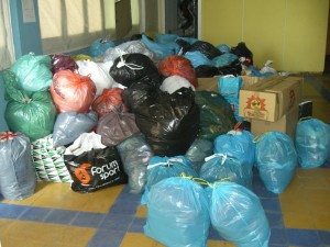 Arropak eta zapatak poltsetan.