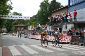 Emakumeen Birako irabazleak Zelaiko helmugatik pasatuta.