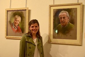 Artista Mutrikurako propio egindako erretratuen aurrean