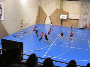 Talde bi futbito pardida jokatzen.