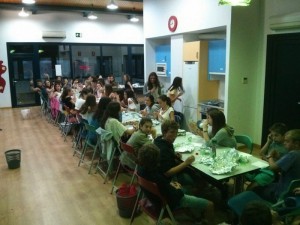 Gazteak Gazte Gunean afaltzen azken jaian. Argazkia: Lekeitioko Aisialdi Taldea