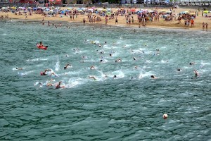 Herri Triatloiko parte hartzaielak igerian