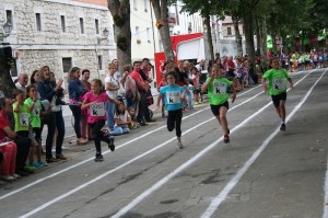Atleta gazteak abiadura probetan parte hartzen.