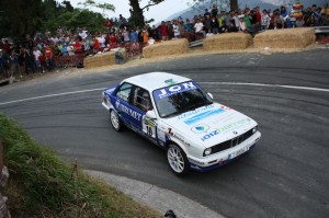 Auto bat San Miguel Rallysprintean parte hartzen eta zaletuak begira
