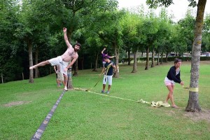Sorginerrekako kideak slackline egiten
