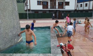 Ur jolasak, umeentzako. Argazkia: Berriatuko Udala