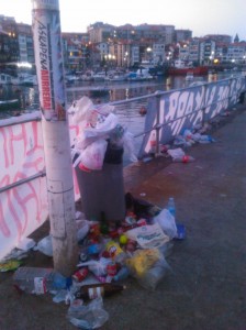 Antzar Eguneko zaborra. Argazkia: Eguzki