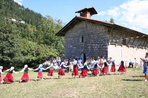Zerutxuko dantzari gazteek Erdotzako jaietan dantzatu dute gaur eguerdian.