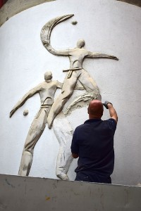 Mutrikuko udal langileak frontoi kanpoa konpontzen