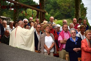Aita Ramon herritarrei bedeinkazio ematen