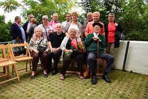 Omenduak lagun eta senideek batera