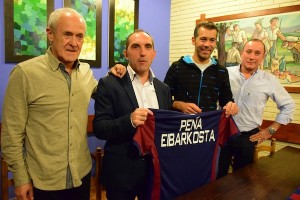 Ezkerretik eskumara: Mikel Larrañaga (Eibarko zuzendaritza kontseiluko kidea), Fran Garagarza (Eibarko kirol zuzendaria), Unai Perez (Eibarkostako presidentea) eta Agustin Lahidalga (Eibarko zuzendaritza kontseiluko kidea).