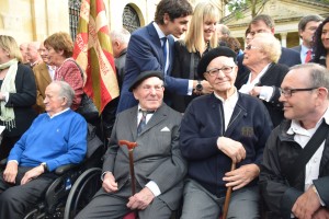 Jose Ramon Aranberria ‘Matxote’ ondarrutarra, eskuman, beste omenduekin batera.