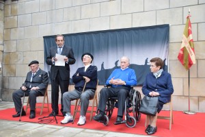 Jose Ramon Aranberria ‘Matxote’ ondarrutarra, Gorroñoren ondoan, beste omenduekin batera.