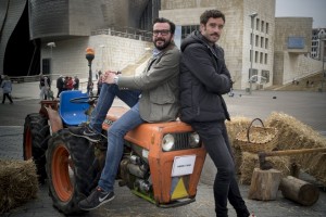 Mikel Pagadi eta Zuhaitz Gurrutxaga, 'Herri txiki...' saioko aurkezleak. Argazkia: EiTB
