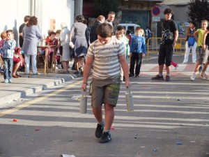 Gazte bat txingak eramaten Teresa Donearen jaietan. Argazkia: Bikale taberna