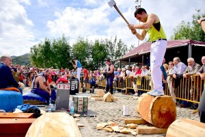 Aratz Mugertza Galbaixoko jaietan aizkora erakusketa egiten