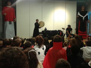 Itziar Ituiño ipuin kontalariaren saioa Barandiaran aretoan.