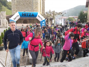 Herritarrak, martxa hasieran, plazatik ateratzen. Argazkia: Aranbaltz kultur elkartea