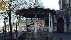 Arantza Zuluetaren isolamendua salatzeko pankarta jarri zuten haren lagunek Lekeitioko kioskoan. Argazkia: Arantza Zuluetaren Lagunak