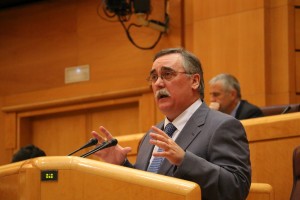 Jose Maria Kazalis senataria eta EAJren hautagaia, senatuan berbetan. Argazkia: EAJ
