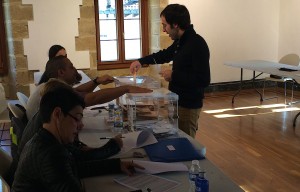 Espainiako Gorteetarako hauteskundeak. Argazkian, herritar bat, Mutrikun botoa ematen.