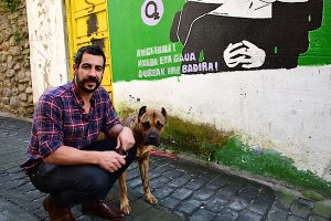 Ion Kerejeta, 'Mendi' Alano enkartatu arrazako txakurrarekin batera