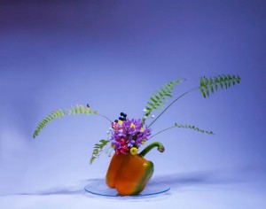 Ikebana Japoniako lore apainketa arteagaz egindako lore konposizioa. Argazkia: Wikipedia