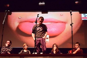 Beñat Gaztelumendi, argazkiari buruzko bertsoa prestatzen
