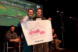 Beñat Goyak (ezkerrean) Iñaki Lersundi kultura zinegotziaren eskutik jaso du saria