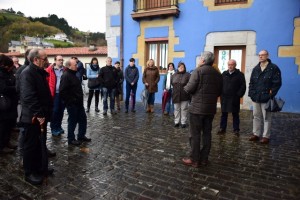 Bisita gidatuan parte hartu zuten ordezkariak, Azpiazuren argibideak entzuten
