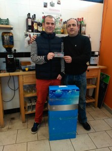 Ibon Egia zozketaren irabazlea eta Joxe Ansola Artibai FTko lehendakaria.