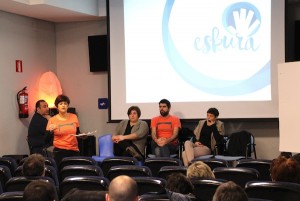 Markina-Xemeingo Gure Esku Dagoko kideak, Eskura prozesuaren xehetasunak azaltzen.