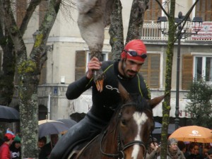 Gazte bat antzarrari kolpeta Markina-Xemeingo aratusteetako antzar jokoan.