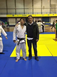 Jon Lasarte Ondarroako Artibai Judo Elkarteko kidea Luis Ferreño entrenatzaileagaz batera